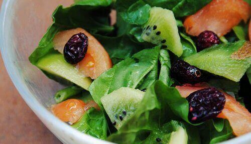 bakje salade met kiwi