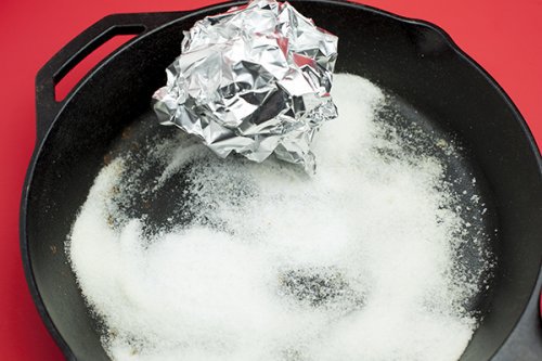 pannen schoonmaken met aluminiumfolie en zout