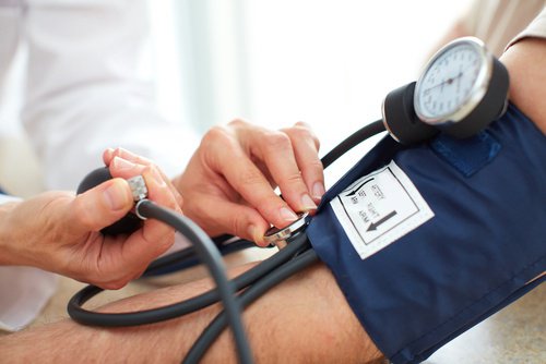 Arts meet de bloeddruk van een patiënt