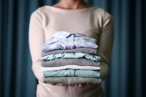 Waarom je kleding niet binnenshuis moet laten drogen