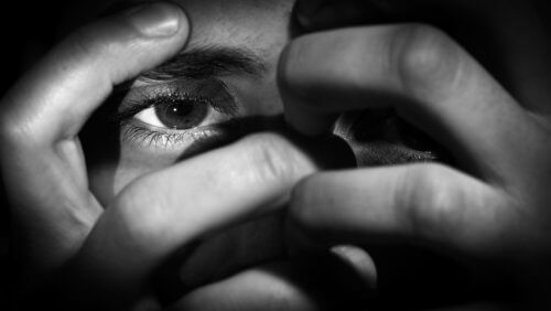 Man met handen voor gezicht