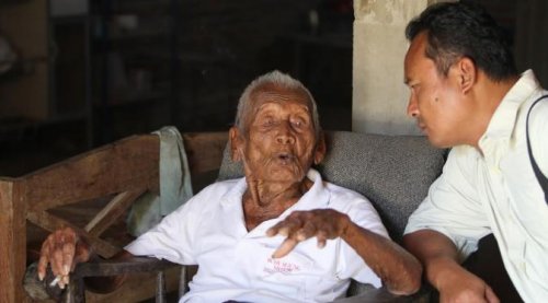 Meneer Gotho met iemand in gesprek