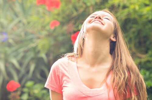 Je hoofd buigen tot aan je schouders om nekpijn te verzachten