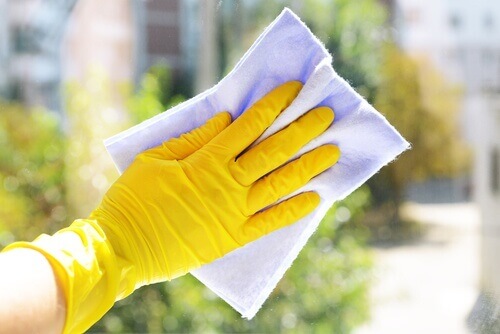 Je nagels niet beschermen bij bijvoorbeeld schoonmaken zorgt ervoor dat je nagels breken