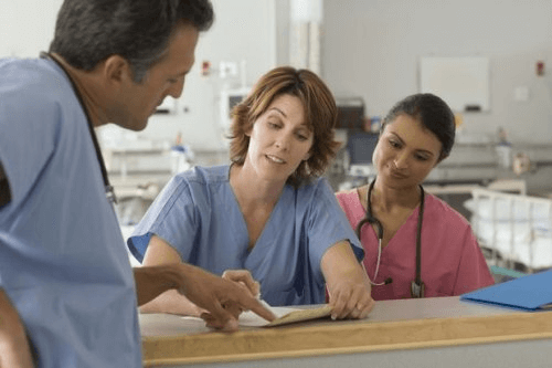 Artsen overleggen in een ziekenhuis