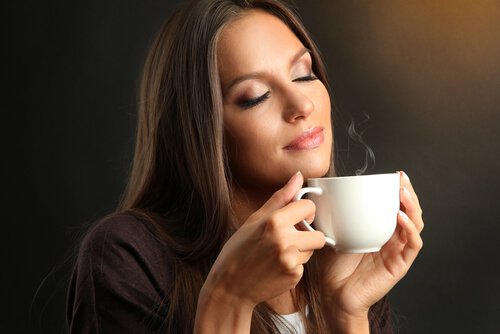 Vrouw met kopje koffie