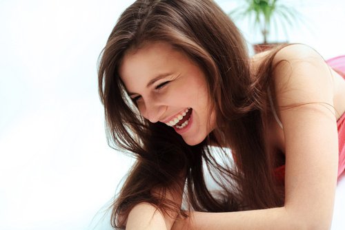 Lachen is een aantrekkelijke eigenschap van een vrouw