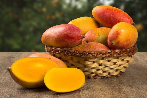 Een mandje mango's