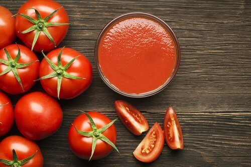 Tomatenpuree voor een strakke hals