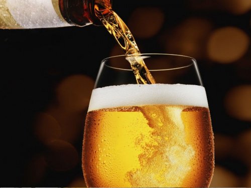 Glas Bier Inschenken