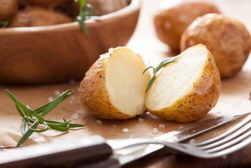 Voedingsmiddelen om je honger te stillen en die gezond zijn zoals gekookte aardappels