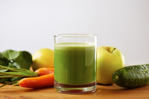 Smoothie van tomaat, komkommer en wortel om een hoge bloeddruk tegen te gaan