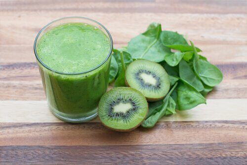 Smoothie van kiwi en spinazie en kropsla om een hoge bloeddruk tegen te gaan