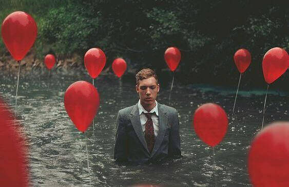 hoogsensitieve mensen man in water met ballonnen