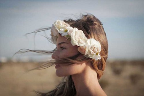Vrouw met Bloemenkrans