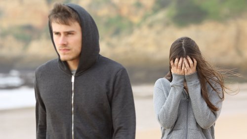 Man laat huilende vrouw achter