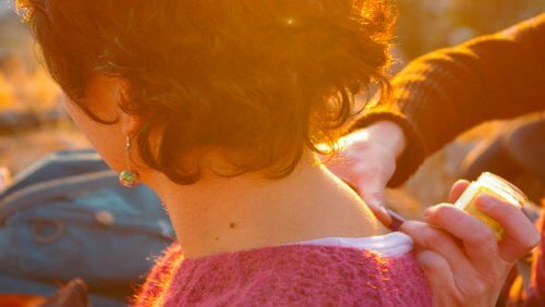 Etherische olie aanbrengen in de nek