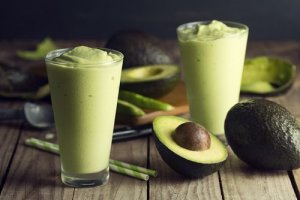 Avocadosmoothie om af te vallen en spiermassa op te bouwen