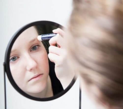 Lippenbalsem op de Wenkbrauwen