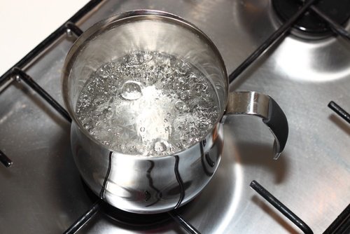 Kokend water kan brandwonden veroorzaken
