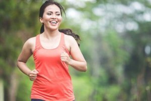 De 5 beste vetverbrandende aerobicsoefeningen die je thuis kan doen
