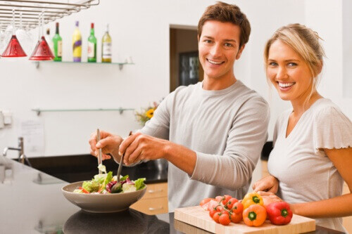man en vrouw maken gezonde maaltijd