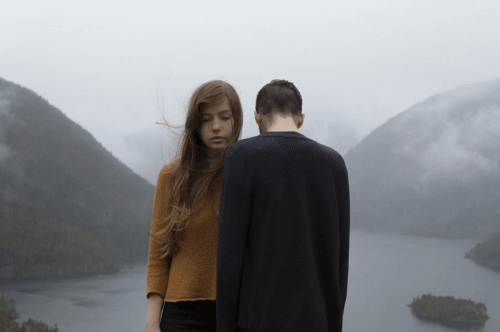 Man en Vrouw tussen Bergen