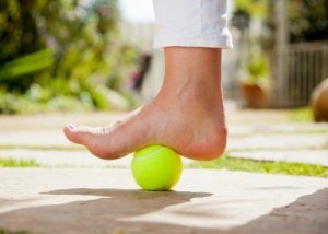 Ontdek hoe je met een tennisbal peesplaatontsteking kan verlichten