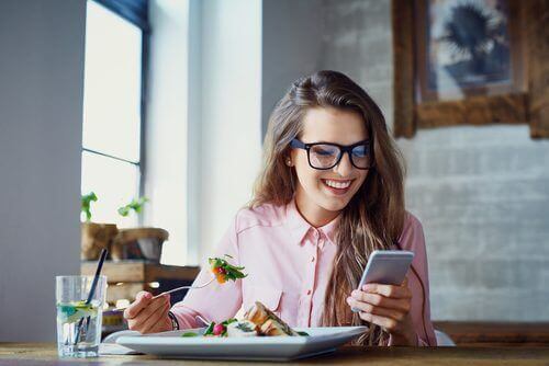Eten met je Telefoon in je Handen