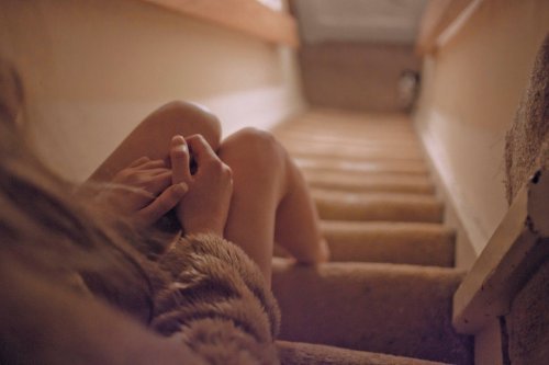 Vrouw Zittend op Trap
