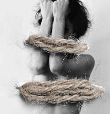 Een vrouw zit vastgebonden met touw