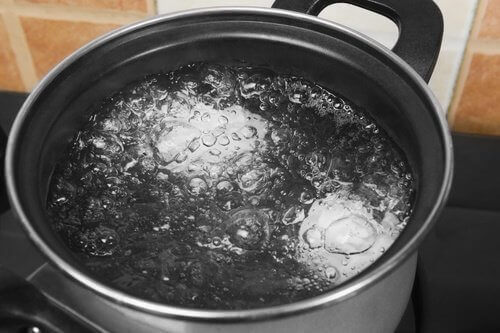 Kokend water kan brandwonden veroorzaken