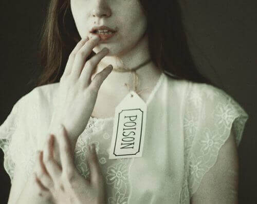 Vrouw met vergif rond haar nek