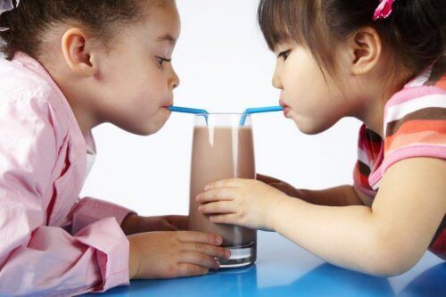 Kinderen drinken chocalademelk
