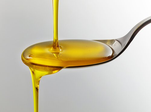 Omega 3-vetzuren in olie op lepel