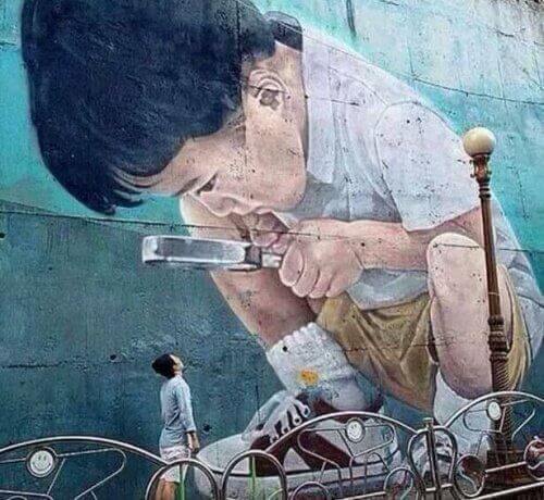 Muurschildering van jongen met vergrootglas