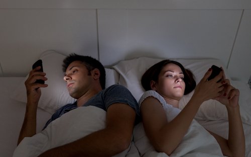 Mobiele Telefoon in Bed