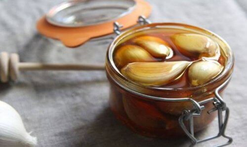 Knoflook en honing tegen darmparasieten