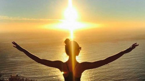 vrouw bij ondergaande zon