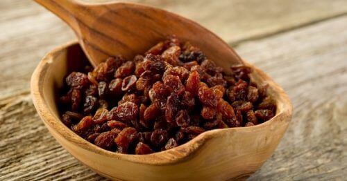 Houten schaaltje met rozijnen