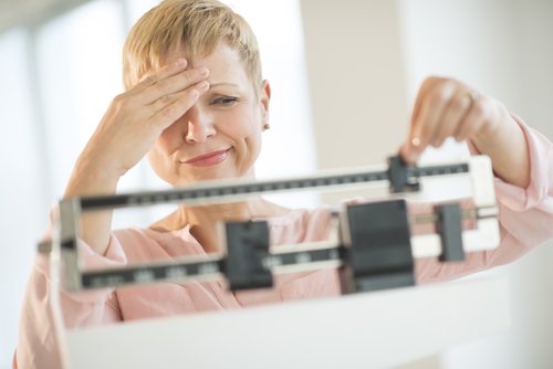 Vrouw is niet tevreden met resultaat op de weegschaal