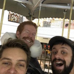 Vriendschap: ze droegen hun vriend de wereld over