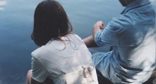 Man en vrouw aan waterrand