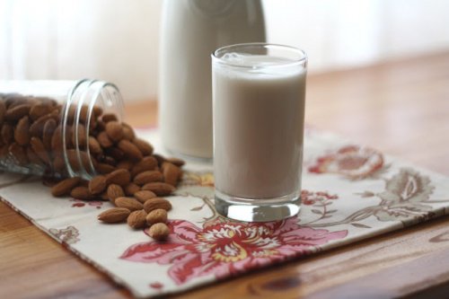 Amandelmelk met amandelen