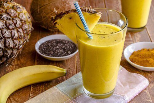 Smoothie met banaan, chiazaad en ananas