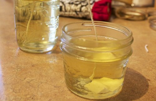 Geurkaarsen die insecten afweren maken