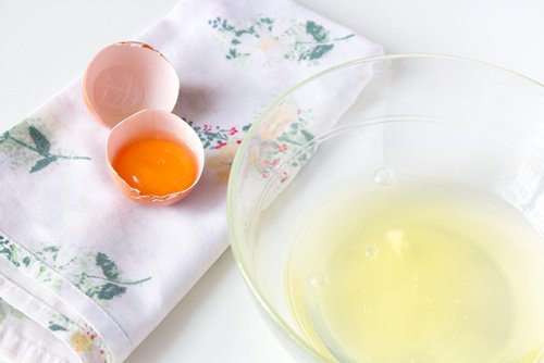 Gezichtsmaskers met olijfolie en eiwit