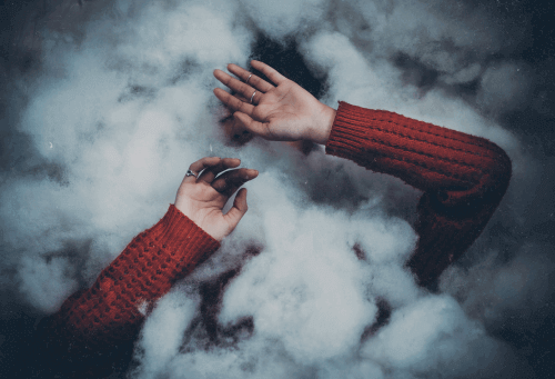 Persoon achter wolken