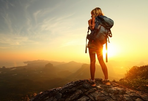 Vrouw op bergtop
