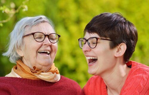 Lachende oudere vrouwen